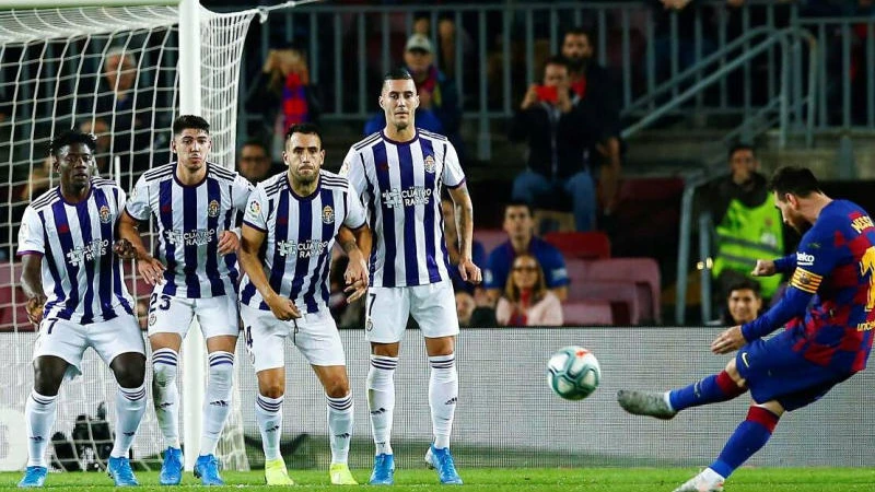 Hiểu rõ về đá phạt hàng rào trong bóng đá