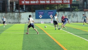 giữ bóng giữa sân