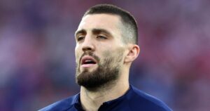 Mateo Kovacic được mời "quấn khăn"