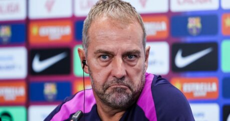 Hỗn loạn hàng thủ Barcelona dưới triều đại Hansi Flick